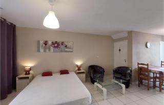 Stunning Apartment In Balaruc Les Bains - 9