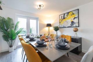 Stunning 5-Bedroom 4-Bath Home with Parking - - 0