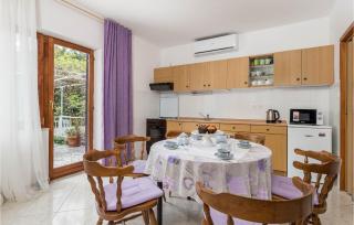 2 Bedroom Amazing Apartment In Lovran - Lovran - 8