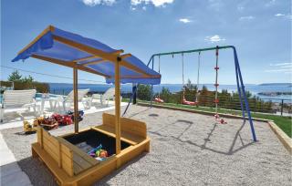 Six-Bedroom Holiday Home In Podstrana - 2