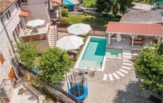 4 Bedroom Cozy Home In Peresiji - Peresiji - 1