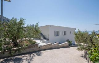 Three-Bedroom Apartment In Makarska - 2