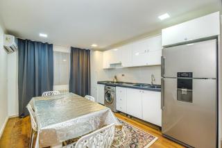 Spacious Downtown Apartment with City View - Bakoe - 5
