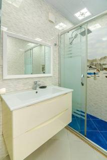 Spacious Downtown Apartment with City View - Bakoe - 2