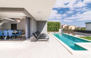 Five-Bedroom Holiday Home In Kastel Kambelovac - 2