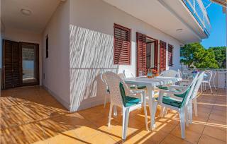 3 Bedroom Cozy Apartment In Brodarica - Brodarica - 1