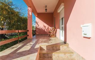 Three-Bedroom Holiday Home In Sikovo - Sikovo - 0
