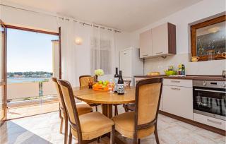 3 Bedroom Cozy Apartment In Brodarica - Brodarica - 9
