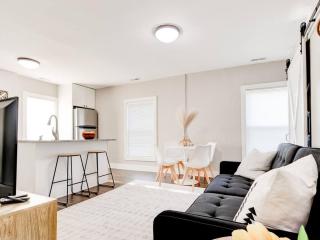 Cozy 1-Bedroom Retreat, New Remodel, Fast Wi-Fi - Columbus - 2
