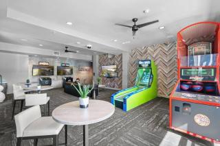 King Bed, Pool, Hot Tub, Arcade Room, Gym, Parking - 3