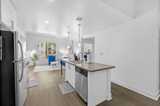 King Bed, Pool, Hot Tub, Arcade Room, Gym, Parking - San Diego - 1