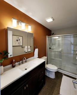 Upscale Downtown 2BR, Private Deck, Full Kitchen - Columbus - 7
