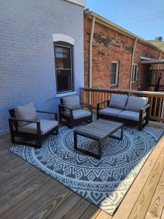 Upscale Downtown 2BR, Private Deck, Full Kitchen - Columbus - 2