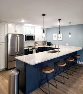 Upscale Downtown 2BR, Private Deck, Full Kitchen - Columbus - 1