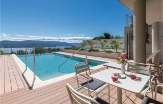 2 Bedroom Beautiful Apartment In Plomin - 2