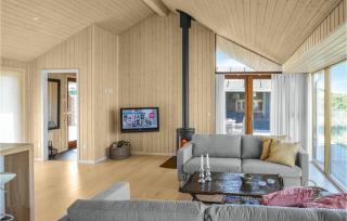 Five-Bedroom Holiday Home In Lokken - 7
