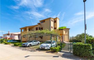 1 Bedroom Nice Apartment In Valbandon - 2