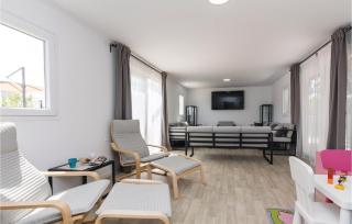 Ten-Bedroom Holiday Home In Petrcane - 8