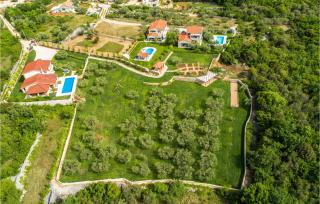 Nice Home In Linardici With Jacuzzi - Linardići - 9