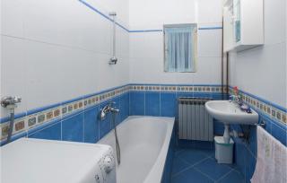 3 Bedroom Beautiful Apartment In Senj - 4
