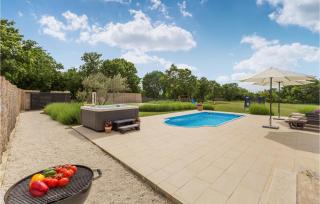 Amazing Home In Brscici With Jacuzzi - Bičići - 1