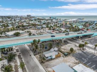 Charming 1BR Cottage Near Times Square & Beach - Fort Myers Beach - 0