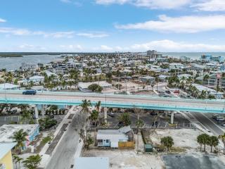 Charming 1BR Cottage Near Times Square & Beach - Fort Myers Beach - 4