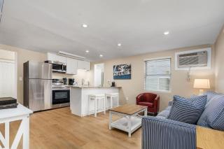 Charming 1BR Cottage Near Times Square & Beach - Fort Myers Beach - 2