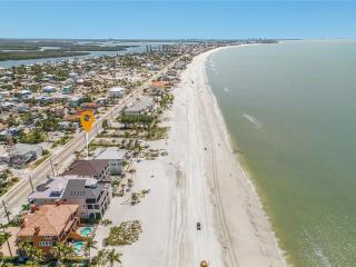 Beachfront 5BR: Heated Pool, Spa, Elevator, Views - Fort Myers Beach - 7