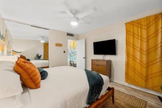 Fun cozy beach retreat! Steps to beach, heated pool & pickleball - 8