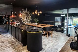 Modern Luxurious Black House Pet Friendly - 0