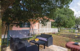 Awesome Home In Unesic With Jacuzzi - Unešić - 1
