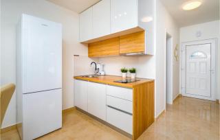 2 Bedroom Nice Apartment In Banjol - 5