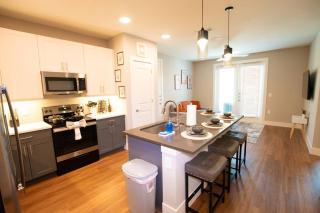 Cozy Comfort 1bd Attached Garage Desk Pool Gym - Fort Worth - 5