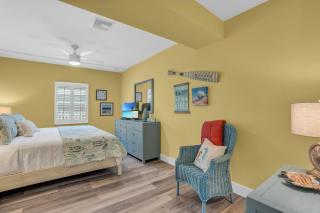 Canal-Front 2BR: Pool, Spa & Boat Dock Near Beach - Fort Myers Beach - 7