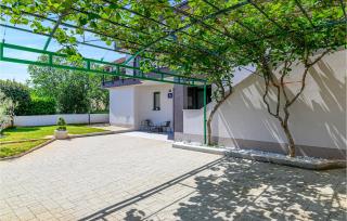 2 Bedroom Beautiful Apartment In Rovinj - Rovinj - 2