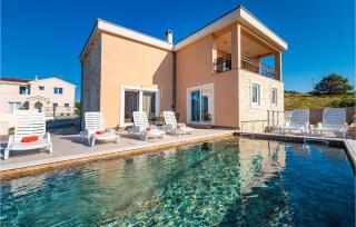 Five-Bedroom Holiday Home In Novigrad - 5