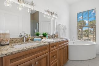 Inn-2-Blue: Poolside Fun & Beach Walks Await! - Fort Myers Beach - 3