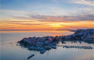 Four-Bedroom Holiday Home In Stobrec - 1