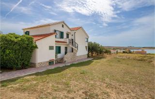 Amazing Apartment In Povljana - 9