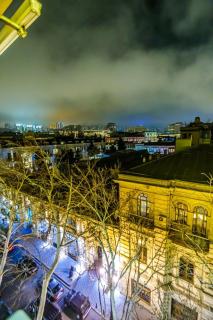 Spacious Downtown Apartment with City View - Bakoe - 9