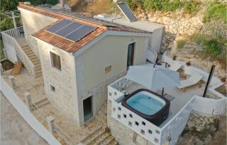 Awesome Home In Praznica With Jacuzzi - 3