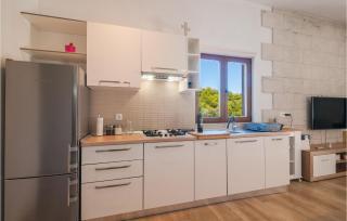 Awesome Home In Praznica With Jacuzzi - 4