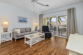 Harbour House: 2BR Condo Near Times Square & Beach - Fort Myers Beach - 0