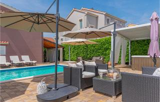 Lovely Home In Brodarica With Jacuzzi - Brodarica - 8