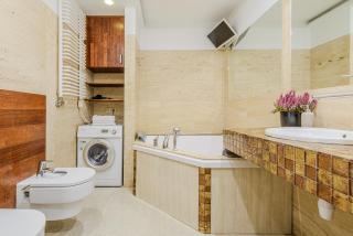 Lumina I Spacious 2BR Apart with Balcony I Jaccuzi I Parking - 3