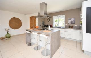 Awesome Home In St Nazaire De Ladarez - Saint-Nazaire-de-Ladarez - 6