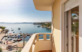 Beautiful Apartment In Okrug Gornji - 4