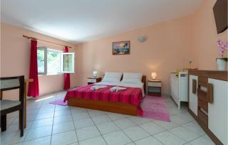 Six-Bedroom Holiday Home In Klek - Klek - 4