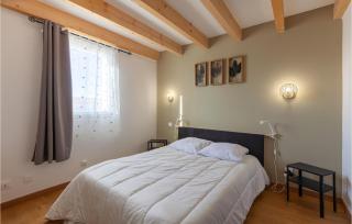 Beautiful Apartment In Eyragues - 3